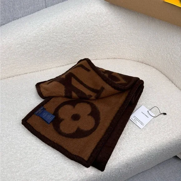 LV Elegant Brown and Tan Scarf - Picture 7 of 7
